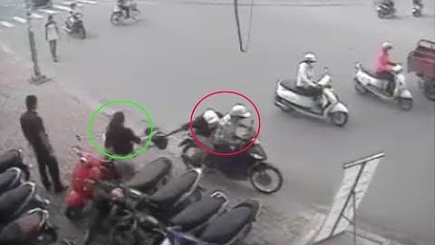 Cô gái ngã khuỵu vì bị cướp giật túi xách ở Sài Gòn