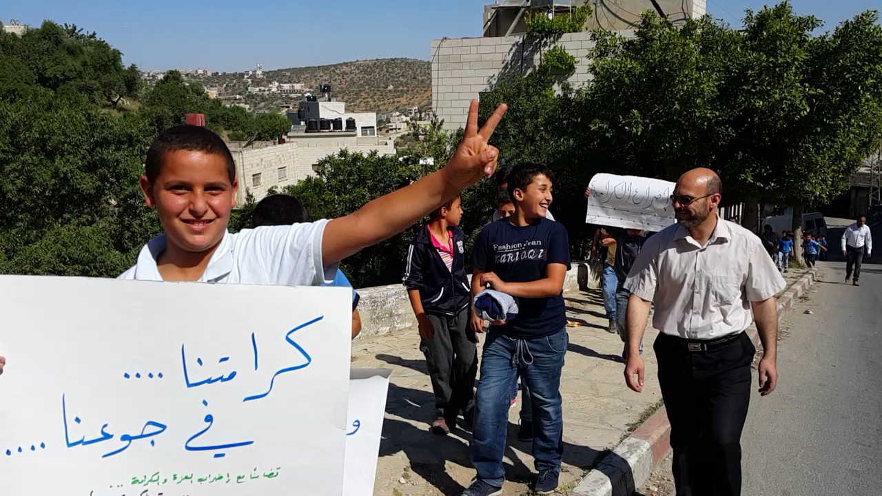 مدرسة قبلان الأساسية الدنيا في وقفة لدعم ومساندة الاسرى(10)