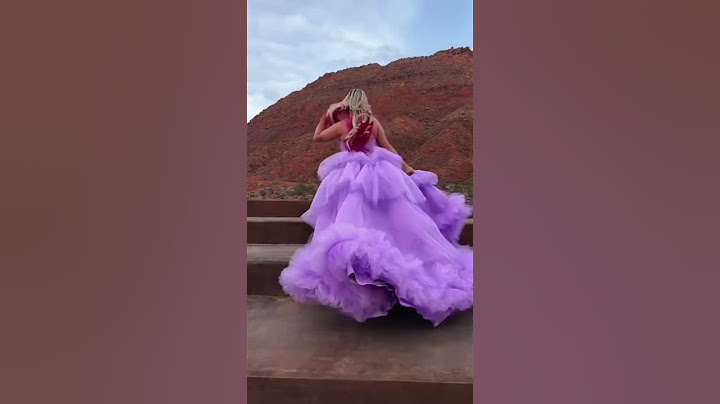 This dress deserved a whimsical running moment ✨