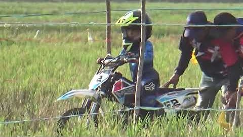 CROSSER ADU KETANGKASAN DI  SAWAH