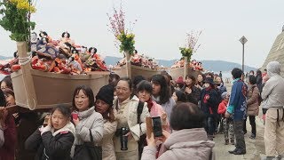 ひな人形、小舟で春の海へ 和歌山・淡島神社