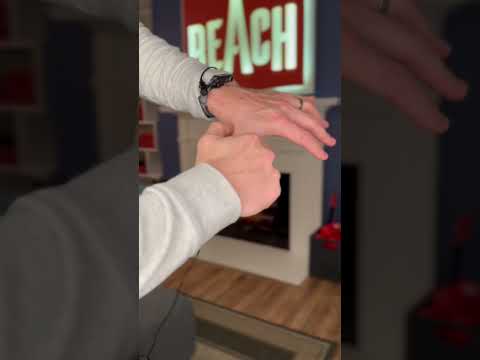 #chiropractor cracks thumb