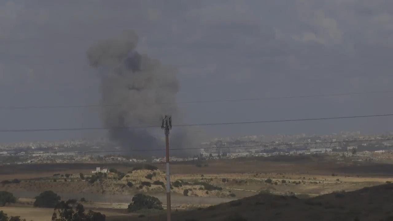 Huge cloud of smoke seen billowing from Gaza Strip - YouTube
