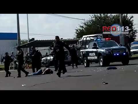 VIDEO Motociclista lesionado tras chocar con una combi del servicio público