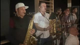 la chiki band interpretando un tema de los hermano rosario