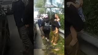 Mobil Bus Ini Tabrak Mobil Lain Sampai Hancur