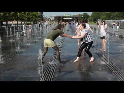 Girls, splashes and fun fountains!/Девушки, брызги и веселые фонтаны!