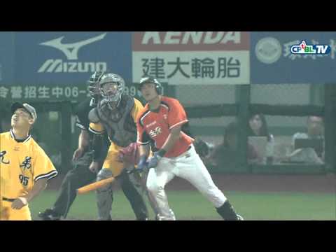 04/30 兄弟 vs 統一 五局下，鄭鎧文的右外野深遠飛球直擊全壘打牆頭，攻占二壘