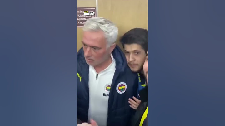 Jose Mourinho’nun, omzunu öpen taraftara attığı bakış