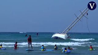 Peligrosos baños desde un barco encallado en una playa de Tarragona