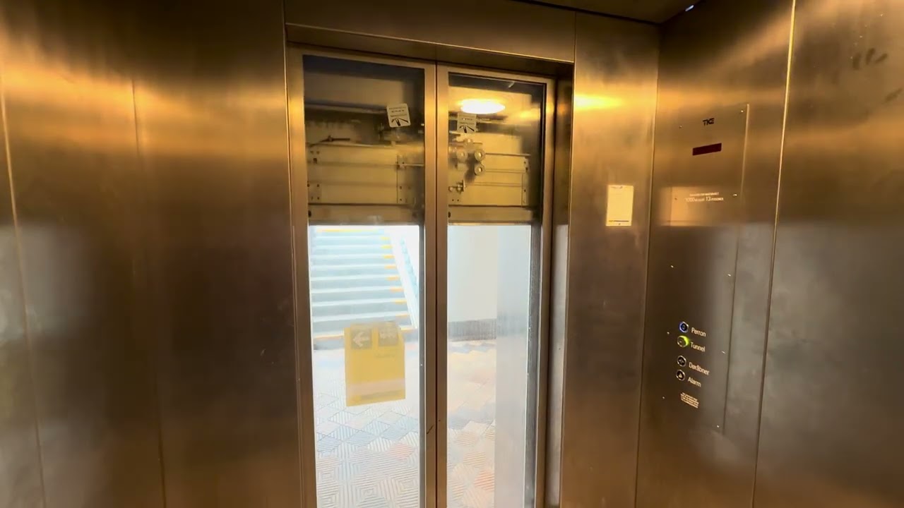 1989 Lifton (mod.) Hydraulic Elevator @ Hellerup Train Station, Hellerup (Copenhagen), Denmark.