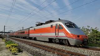 121次自強號通過(12車附掛親子車廂)