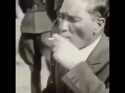 Mustafa Kemal Atatürk Sigara yakarken