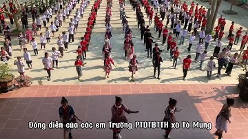 Tiết mục đồng diễn của HS trường PTDTBT tiểu học xã Tà Mung