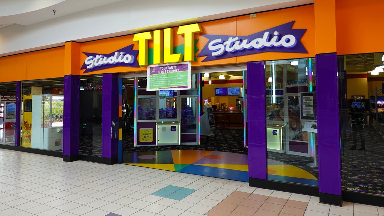 There's so many Claw Machines in this ARCADE!