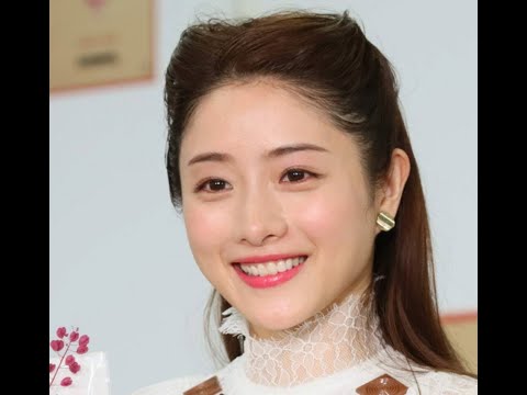 石原さとみさんと綾野剛さんがＷ主演を務めるテレビドラマ「恋はDeepに」（日本テレビ系）。4月21日放送の第2話では、石原さん演じる渚海音の正体についての考察がネットで話題となりました。 （画像：時事