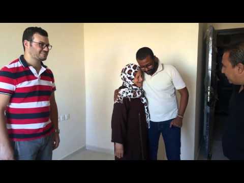 تحية لحظة تسليم الشقة للسيدة مليكة والدة الأختت فوزية تحية لهاد الجوج  و
