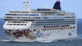 NORWEGIAN GEM Cruise Ship Leaves Port of Split, Croatia ππ·
