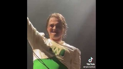 Gerard Way is being himself