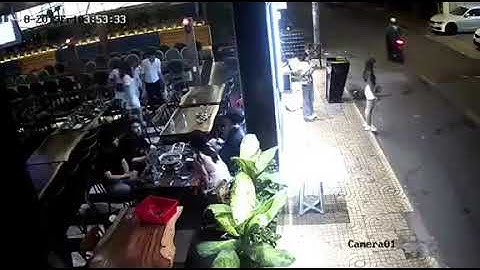 Cô gái bị giật túi xách, ngã sấp mặt trên đường ở TP HCM   Điều tra