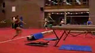 Roxanne met salto op balk