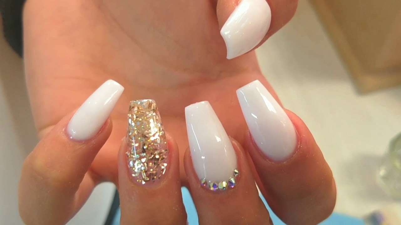 Uñas de acrílico en tono blanco y dorado - thptnganamst.edu.vn