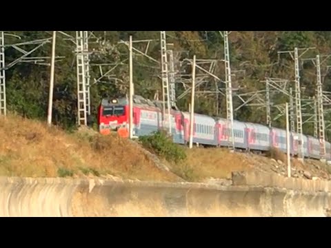 Видео: Пассажирский поезд. Якорная Щель (Сочи) / Passenger train. Anchor Shchel (Sochi)