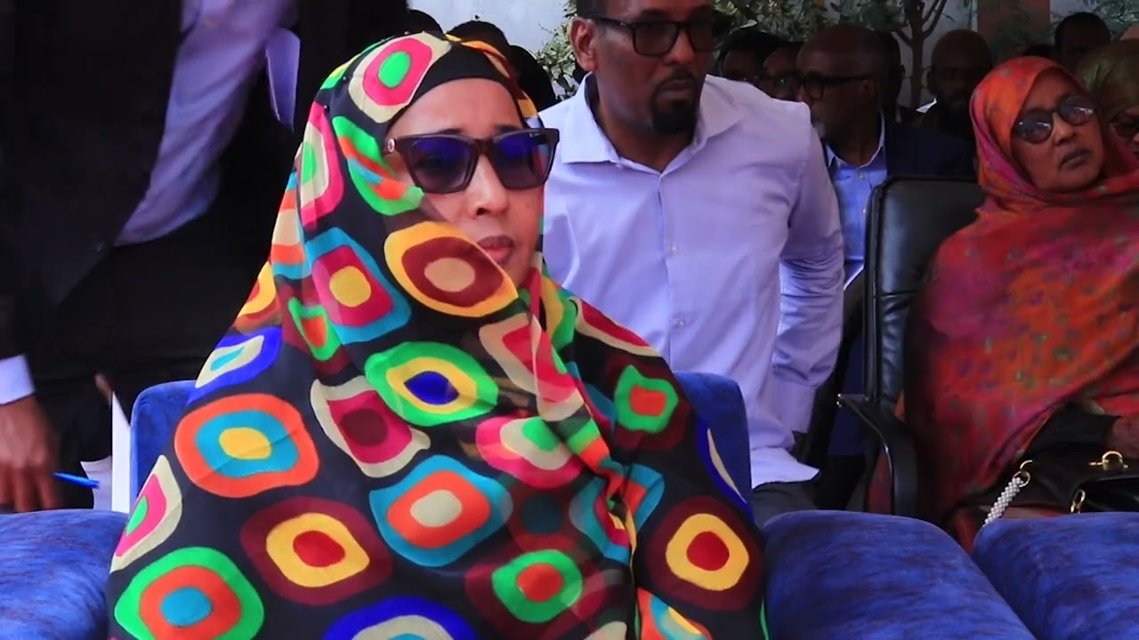 Yalangoch dumbalar ochiq pozalar Sisi xotini xxx