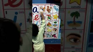 Líam dando clases 'Las Vocales '