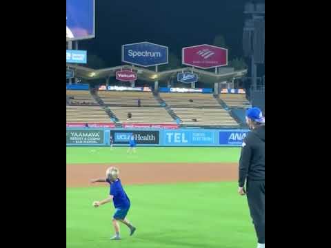 Clayton Kershaw is taking it all in with his family for the final time at Dodger Stadium 💙