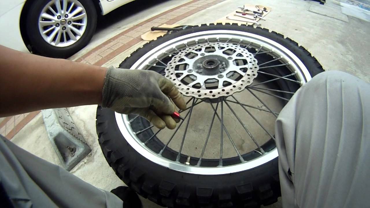 KLX250フロントタイヤ交換 前編 - YouTube
