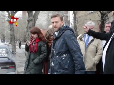 Видео: Навального забросали пирожными и презервативами