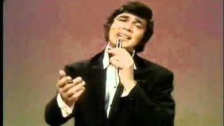 Engelbert sings Pretty Ribbon