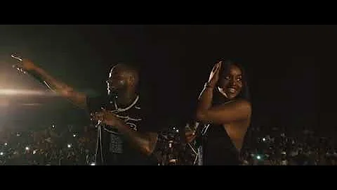 Davido kiss chioma live on stage at Cotonou