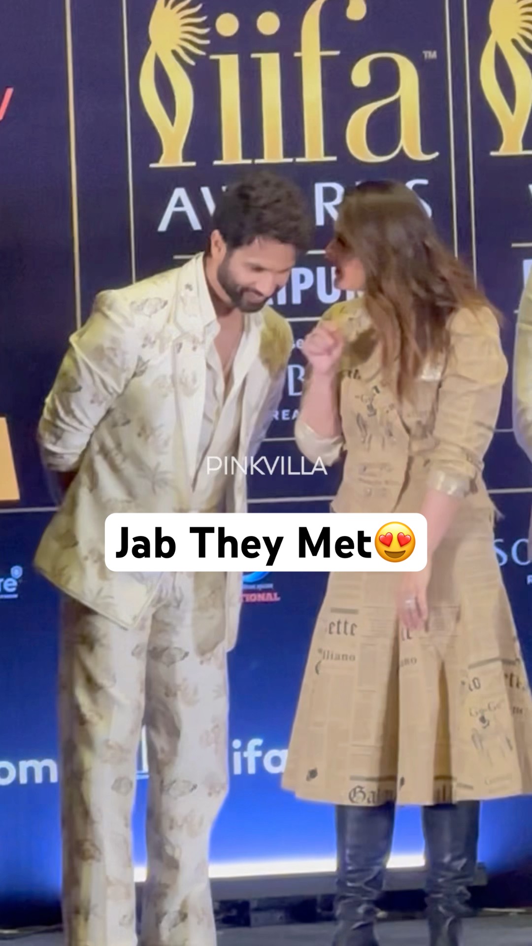 Kareena Kapoor Khan \u0026 Shahid Kapoor REUNITE On Stage ? | #shorts #bollywood #kareenakapoorkhan