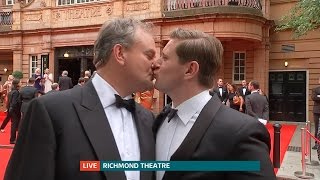 Downton Abbey stars kiss on the red carpet