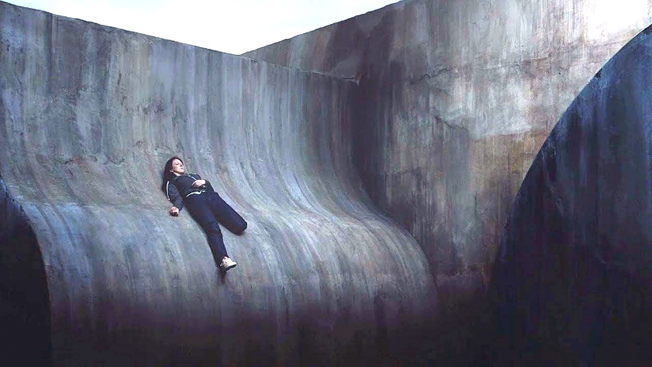 Elle se réveille sur un trottoir au milieu de nulle part! | Court