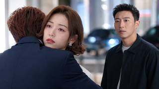 Husband sees his wife hug another man, heartbroken! He dates another girl, leaving his wife panicked Husband sees his wife hug another man, heartbroken! He dates another girl, leaving his wife panicked