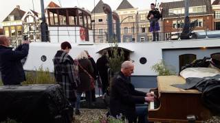 Download Lagu Dag 844 - De Buitenpianist van Cultuurschip Thor \u0026 de doedelzak van SCRUM MP3