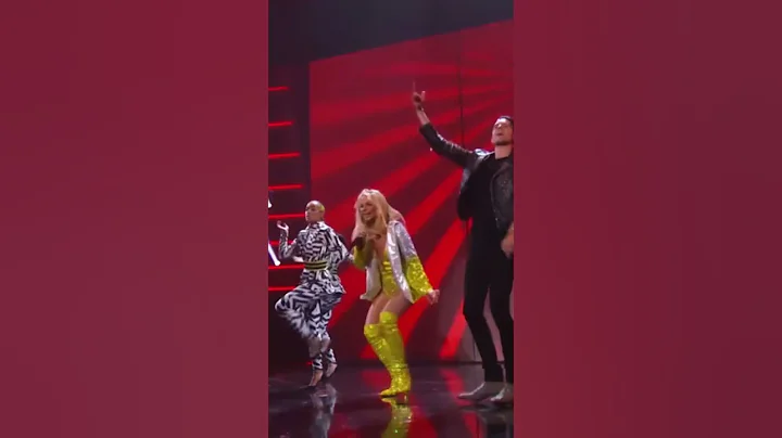 Britney Spears and G-Eazy performing "Me, myself n I" at MTV VMA's #britneyspears#g-eazy
