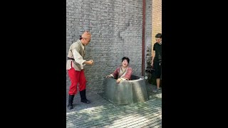 #拍摄花絮 看剧的时候哭得稀里哗啦,拍摄的时候却笑得开心!导演,把我的眼泪还给我!#搞笑 #拍摄现场 @抖音小助手