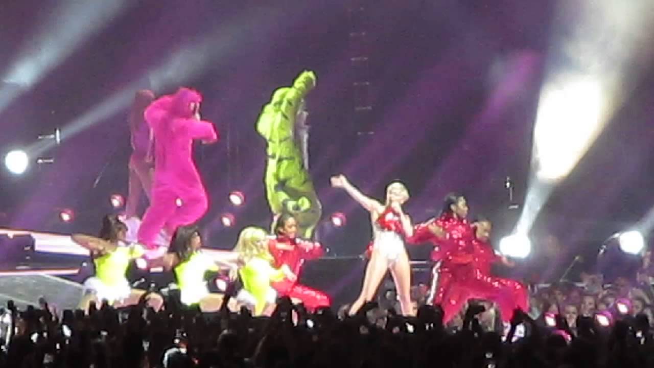 Miley Cyrus opening and sms bangers. Norway 28.05.2014