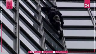 الرجل العنكبوت الفرنسي يتسلق ناطحة سحاب تضامناً مع المحتجين بسبب المعاشات