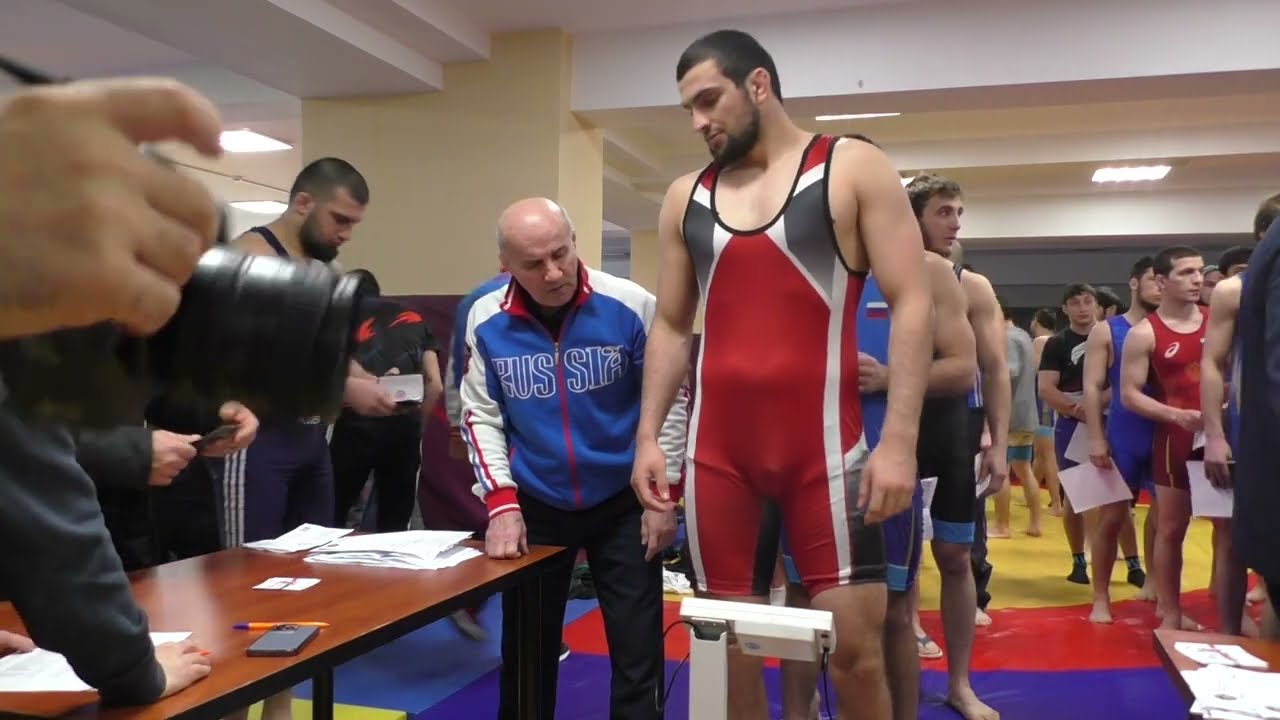Взвешивание борцов до 86 кг.