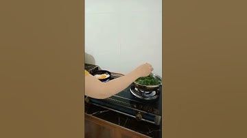 bữa cơm của cô công nhân nghèo