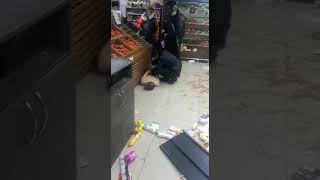 Мужчина разгромил супермаркет в Атырау/Видео ДП Атырауской области