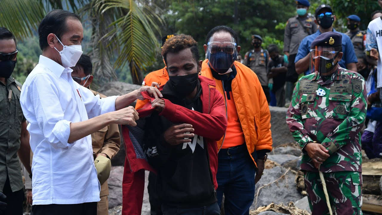 Saat Presiden Jokowi Berikan Jaketnya Kepada Warga Terdampak Bencana, Lembata, 9 April 2021