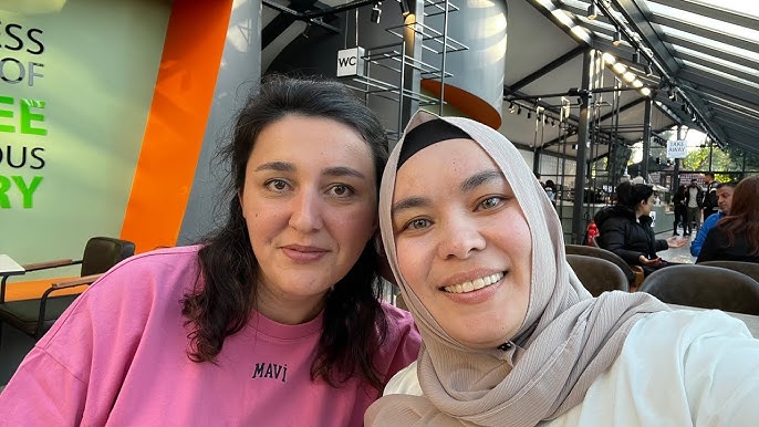 Katta eshakli yoqimli joja it uslubini becerdi