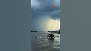 Nam thanh niên lao mình xuống dòng nước xiết, cứu bé 7 tuổi bị lũ cuốn trôi