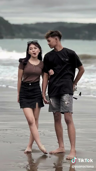 Aprilia dan yoga di pantai